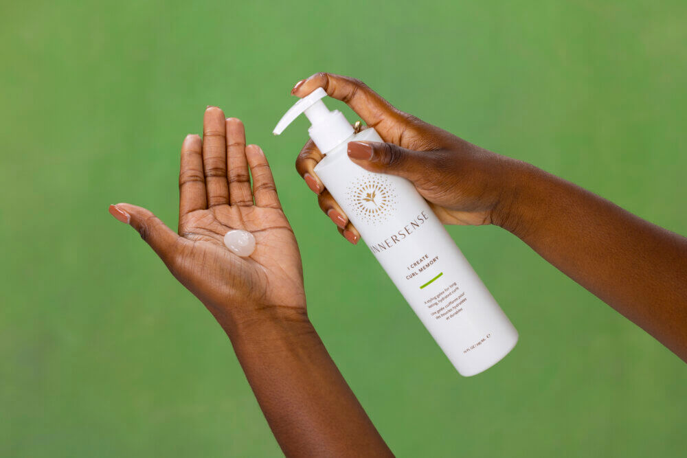 Toepassing van Innersense - I Create Curl Memory haargel op hand, toont gebruiksgemak en lichte formule voor flexibele krulstyling.