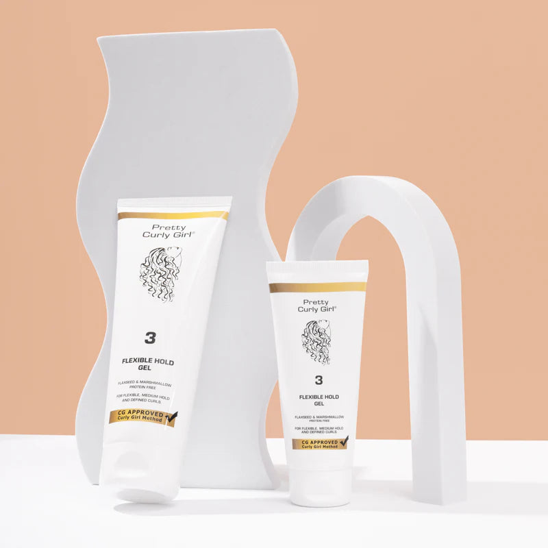 Twee formaten van Pretty Curly Girl - Flexibele hold gel gepresenteerd in moderne setting, perfect voor gedefinieerde krullen en natuurlijke hold.
