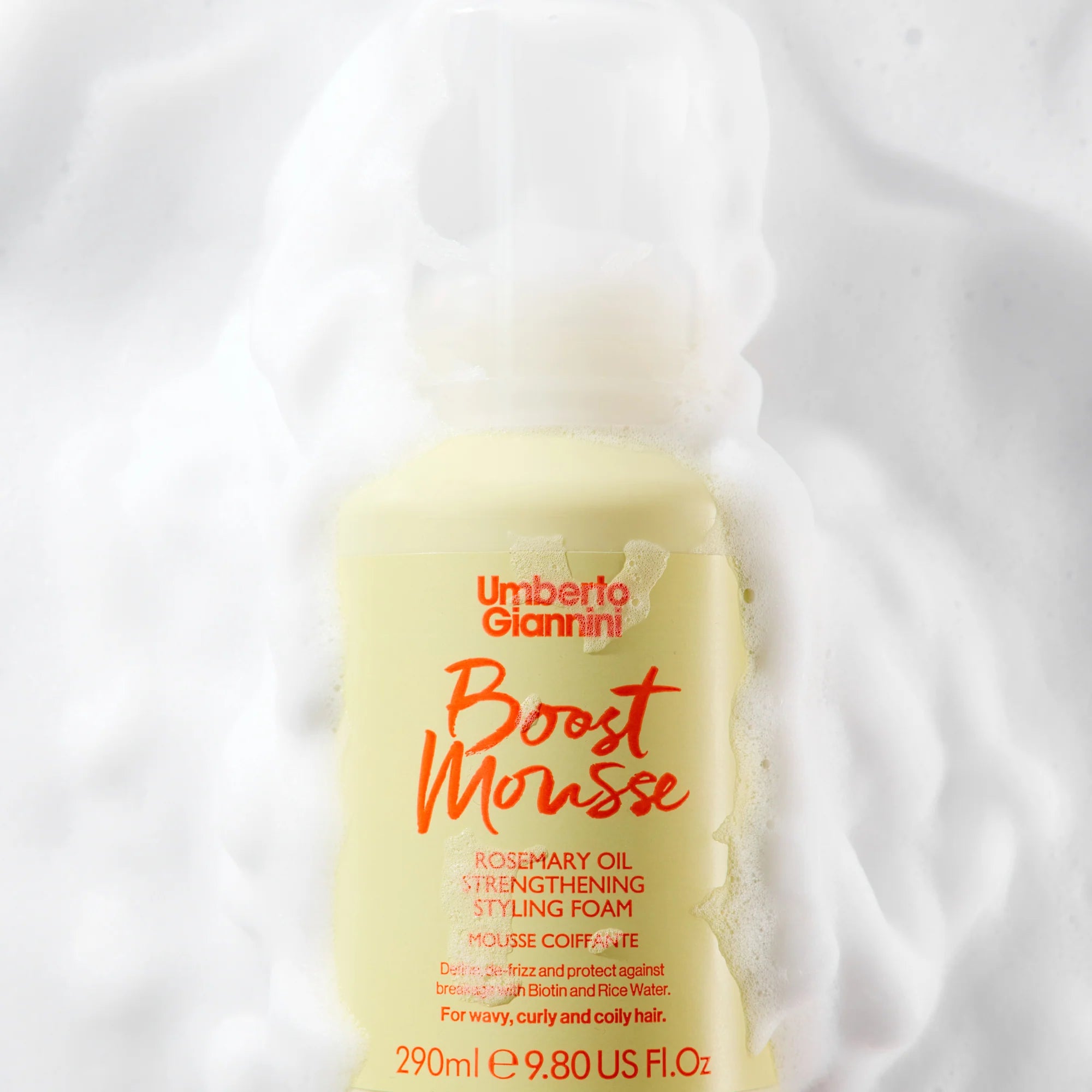 Umberto Giannini Strong Curls Rosemary Oil Styling Foam bedekt met schuim, benadrukt romige textuur voor optimale styling van krullen.