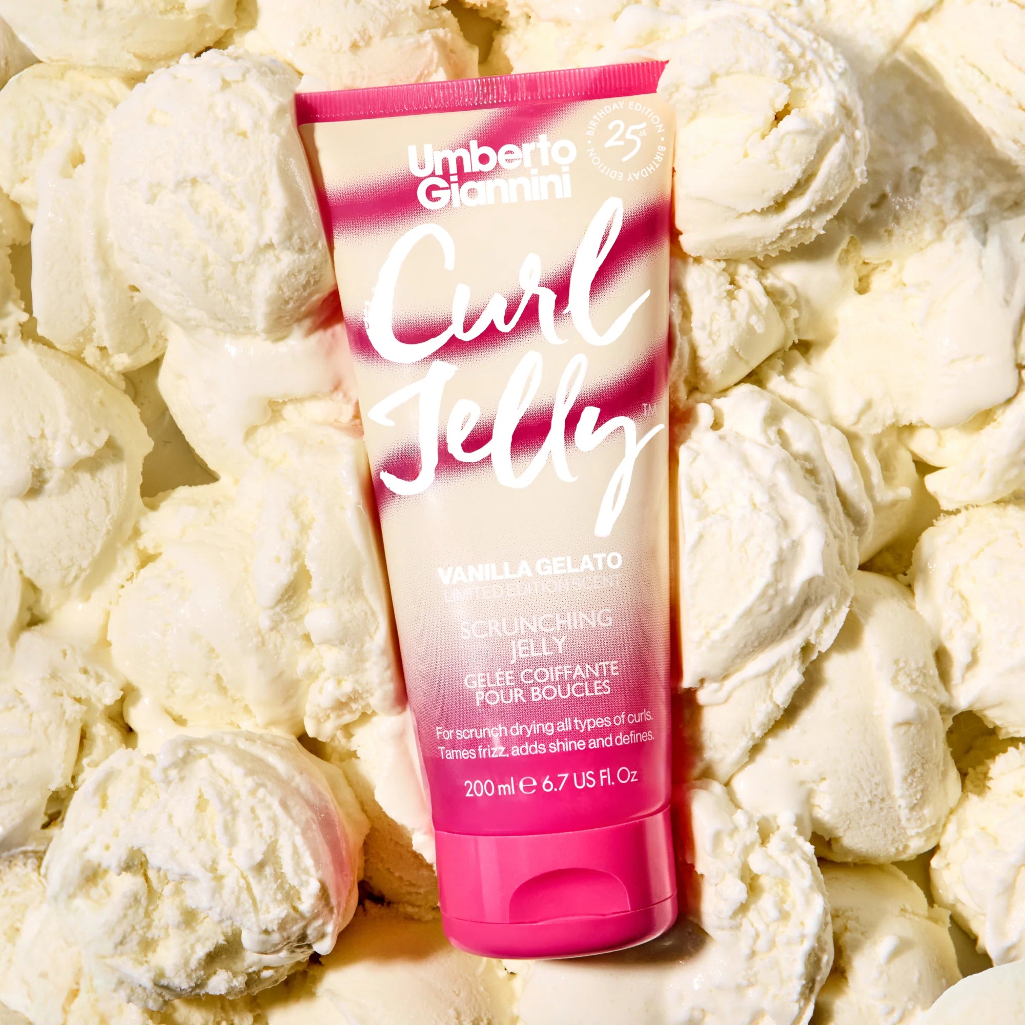 Curl Jelly Vanilla Gelato 200ml van Umberto Giannini op een bed van vanille-ijs, limited edition haargel voor glanzende en gedefinieerde krullen.