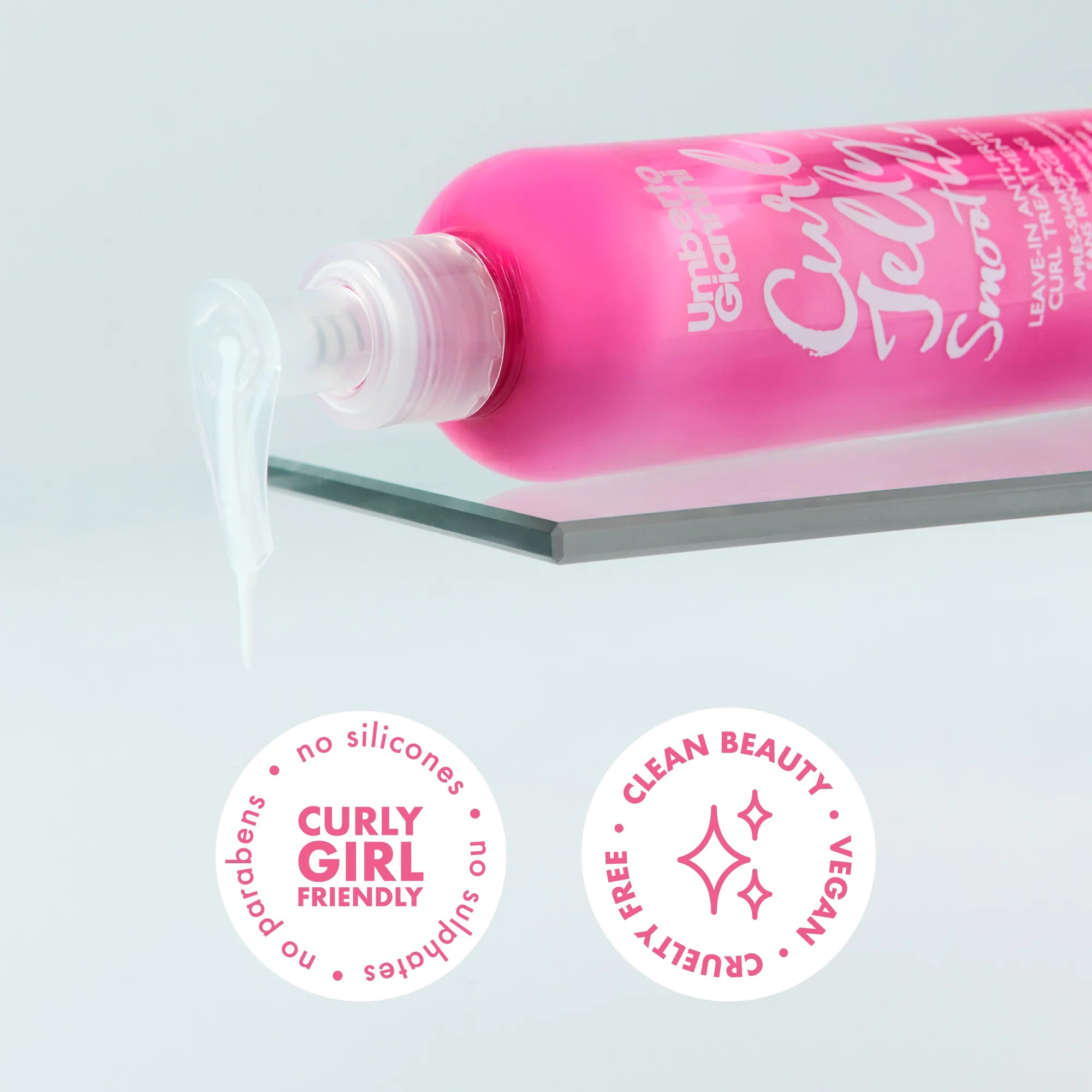 Umberto Giannini Curl Jelly Smoothie fles met pomp en Curly Girl-vriendelijke iconen: vegan, siliconenvrij, sulfaatvrij en dierproefvrij.