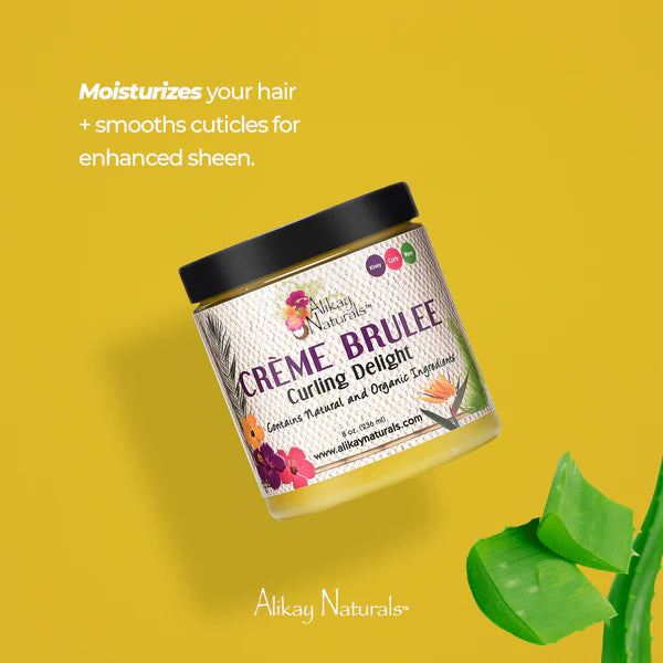 AliKay Naturals Creme Brulee Curling Delight op groene achtergrond met aloë vera, benadrukt hydratatie en glans voor krullend haar.