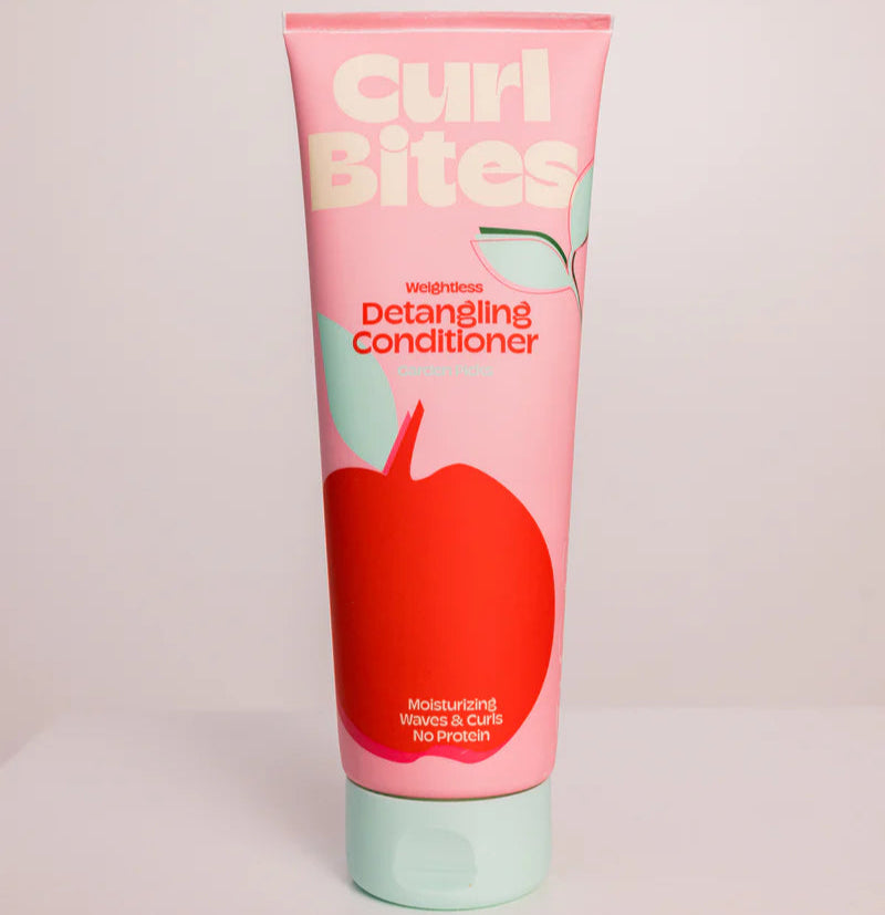 Voorkant van Curl Bites Gewichtloze ontwarrende conditioner 250ml, CG-vriendelijk en hydraterend voor golvend en krullend haar.