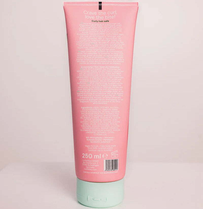 Achterkant van Curl Bites Gewichtloze ontwarrende conditioner 250ml met ingrediëntenlijst en gebruiksaanwijzing voor krullend haar.