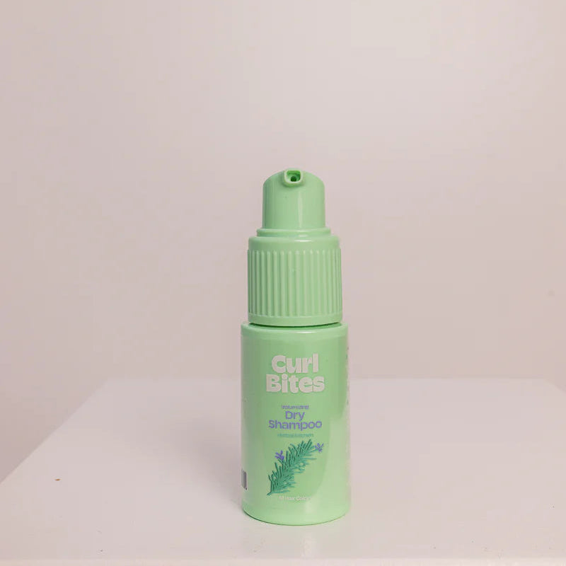 Compacte Curl Bites droogshampoo van 20gr met volumizing formule, perfect voor CG haarverzorging en onderweg gebruik.