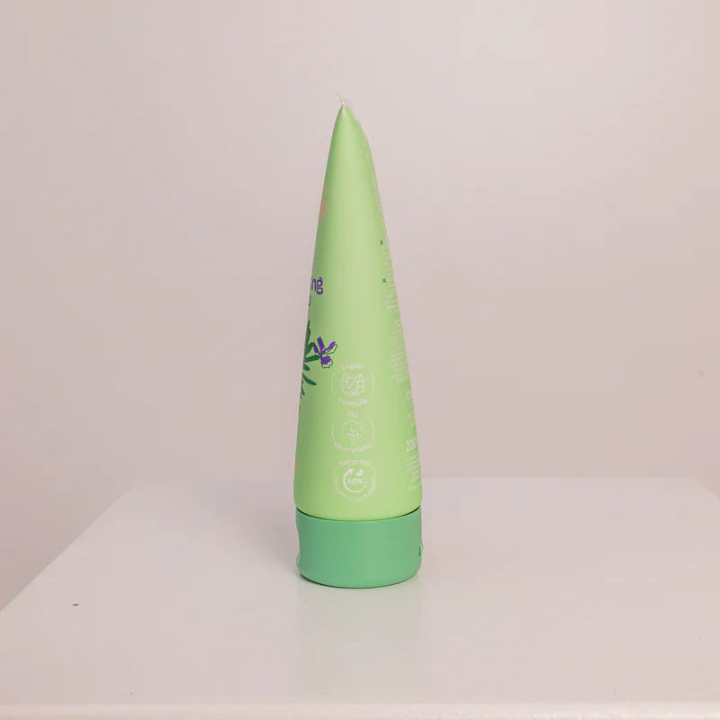 Zijaanzicht van Curl Bites Deep Cleansing Shampoo 200ml, toont slanke verpakking en CG-vriendelijke certificeringen op de zijkant van de tube.