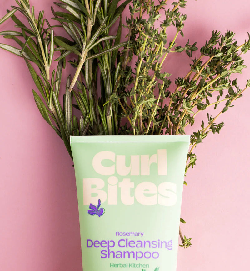 Curl Bites Rosemary Deep Cleansing Shampoo 200ml met verse rozemarijn en tijm, benadrukt natuurlijke ingrediënten voor gezonde hoofdhuidverzorging.