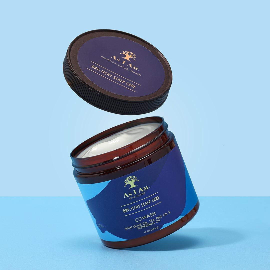 Opengeslagen As I Am CoWash - Dry & Itchy met olijf- en tea tree olie, toont romige textuur voor hydraterende haarverzorging bij krullen.