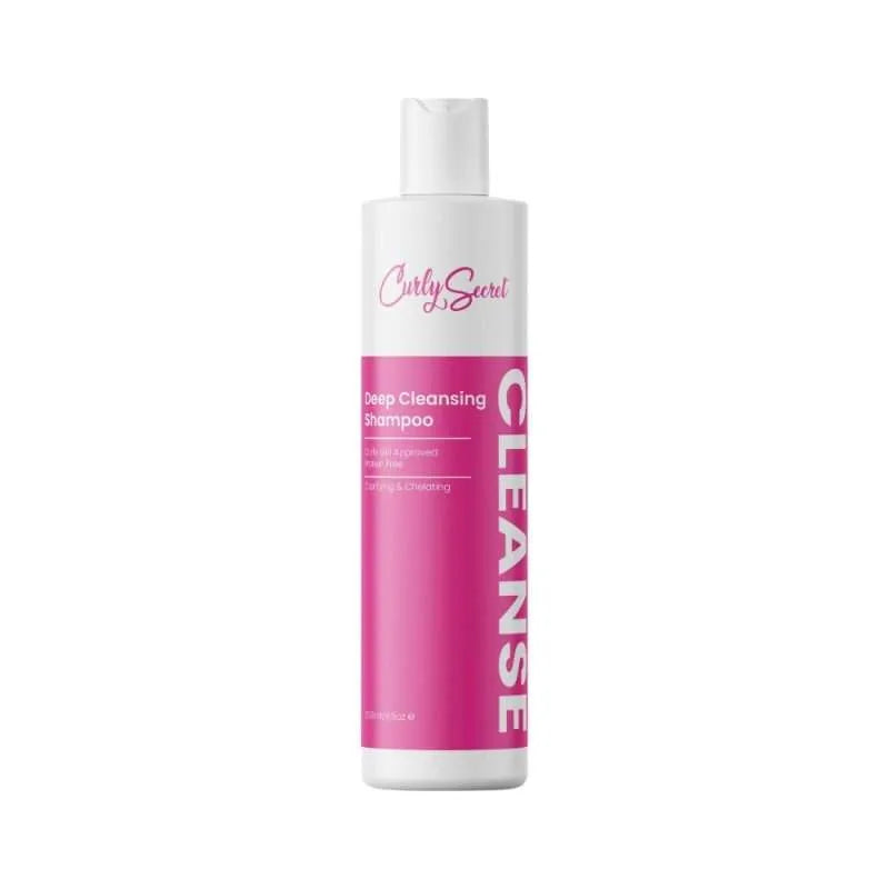 Curly Secret Deep Cleansing Shampoo fles met roze label, sulfaatvrije clarifying shampoo voor intensieve haarreiniging. Geschikt voor CG methode.