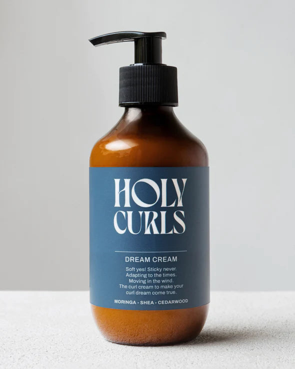 Holy Curls, Curl Cream | 300 ml in amberkleurige pompflacon met blauwe label, ideaal voor intensieve hydratatie van krullend haar.