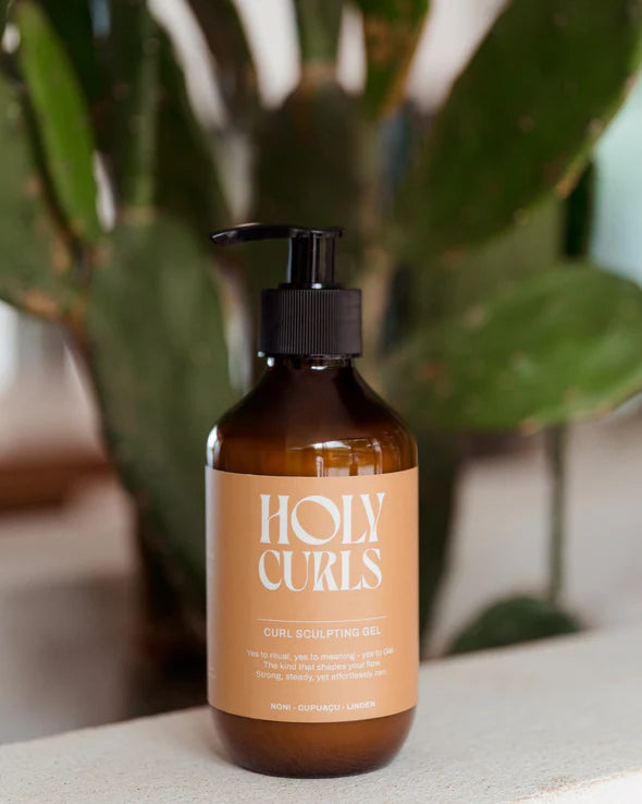 Holy Curls, Curl Gel, 300 ml op een witte ondergrond met groene planten op de achtergrond, natuurlijke styling gel voor krullen.