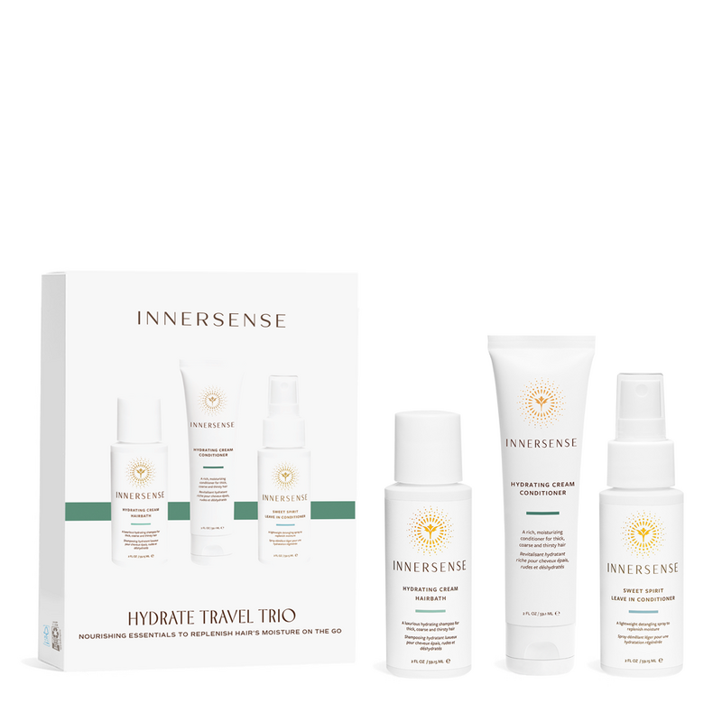 Innersense - Hydrate Travel Trio haarverzorgingsset met drie reisformaat producten naast de verpakking. Vegan en geschikt voor krullend haar.