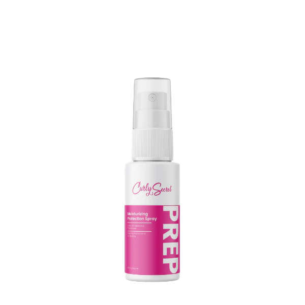 Curly Secret Moisturizing Protection Spray -UV Blocker 100ml haarspray in witte fles met roze label, ideaal voor bescherming tegen UV en hitte.