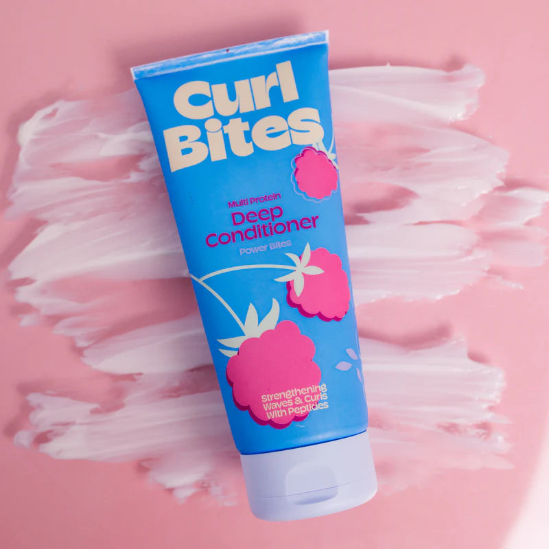 Curl Bites - Multi-Proteïn Deep Conditioner 200ml op roze achtergrond met uitgesmeerde textuur, perfect voor diepe voeding van krullen.