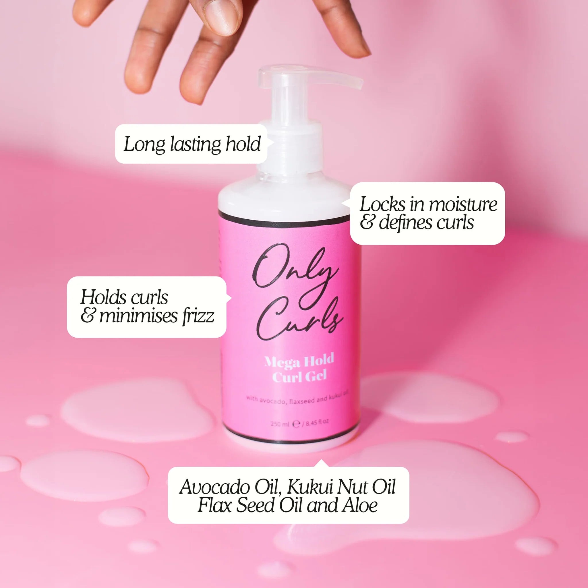 Only Curls Mega Hold Curl Gel met natuurlijke oliën en aloë op roze achtergrond, benadrukt langdurige hold en pluiscontrole voor krullen.