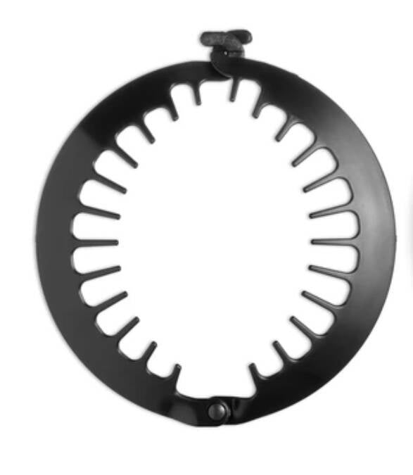 Zwarte PuffCuff Original haarklem met ronde vorm en openingen, geschikt voor dik en krullend haar zonder het te beschadigen.