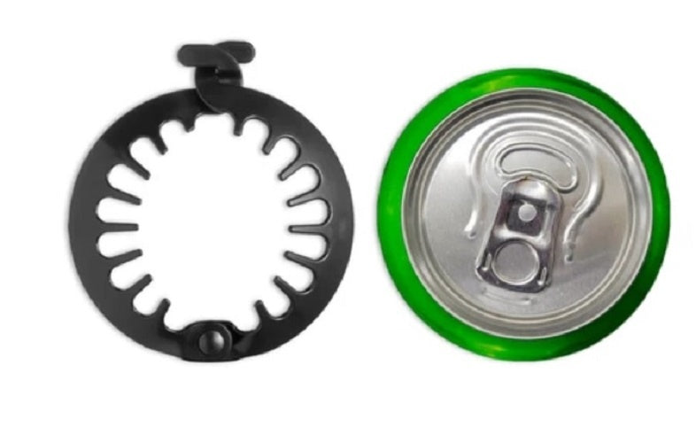 Vergelijking van zwarte PuffCuff mini haarklem met frisdrankblikje, toont compacte maat van het CG-vriendelijke haaraccessoire.