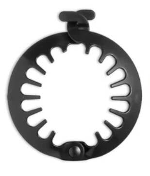 Individuele zwarte PuffCuff mini haarklem met ronde vorm en tandstructuur, ideaal voor pijnloos vastzetten van krullend haar.