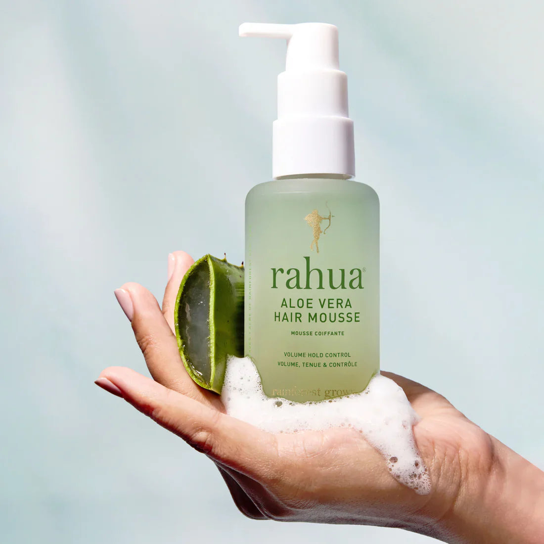 Rahua Aloë Vera Hair Mousse op hand met schuim en verse aloë vera, benadrukt natuurlijke ingrediënten en flexibele hold voor krullend haar.