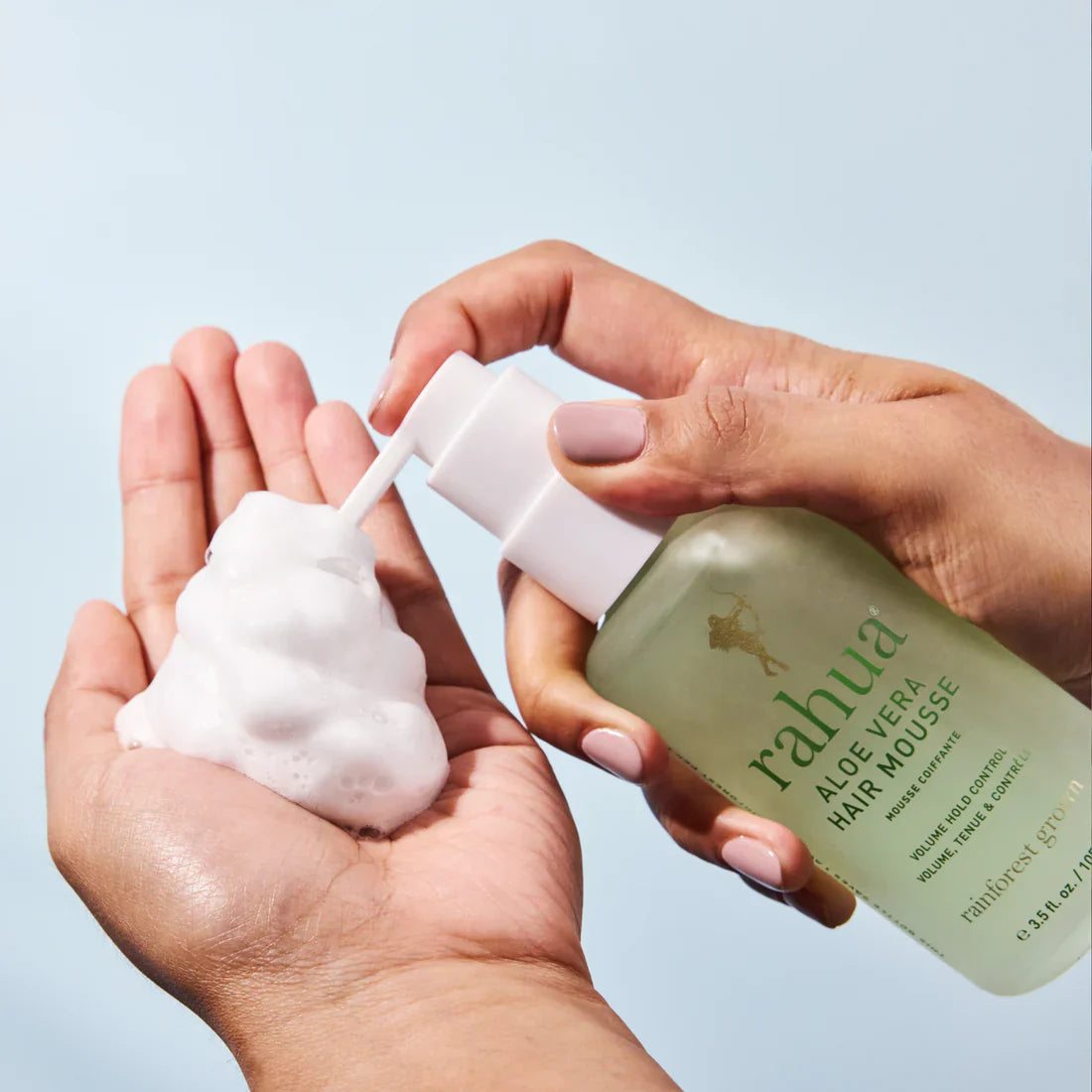 Toepassing van Rahua Aloë Vera Hair Mousse op hand, toont luchtige textuur en gebruiksgemak voor het stylen van krullend of golvend haar.