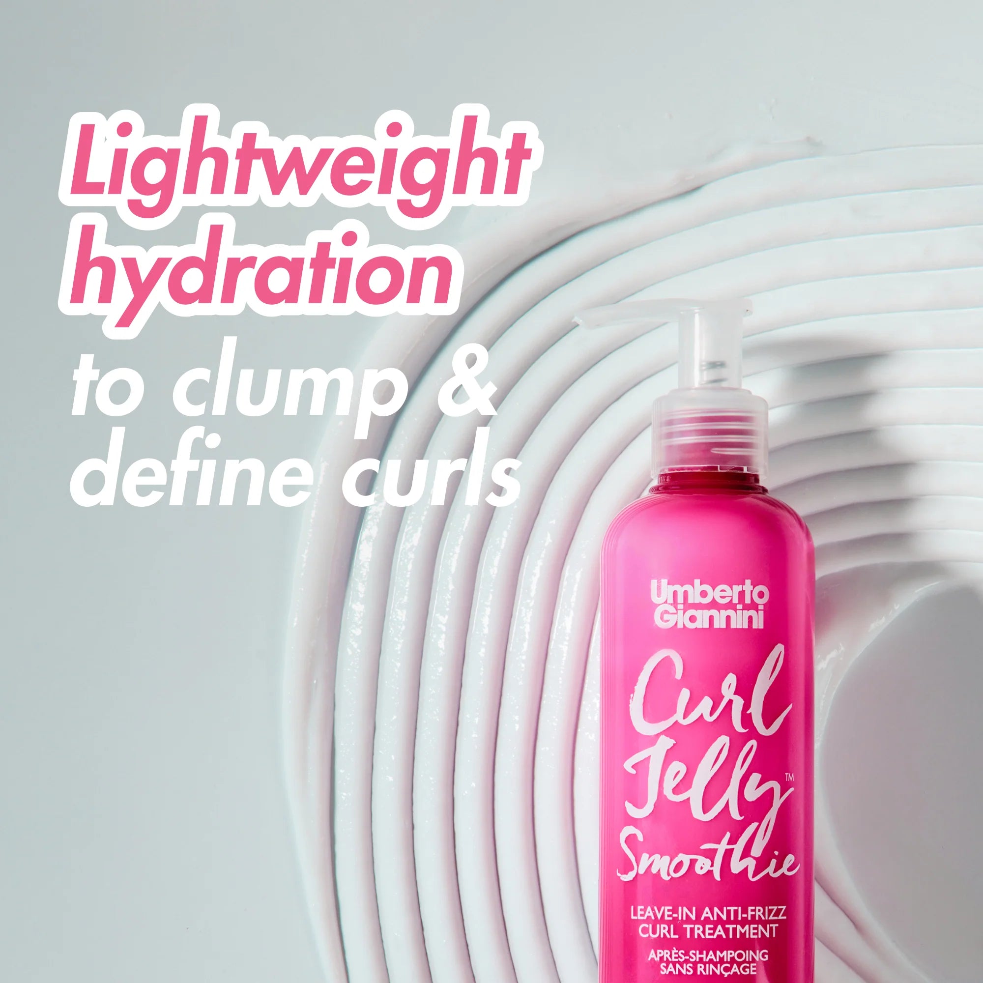 Umberto Giannini Curl Jelly Smoothie Leave-in conditioner met tekst 'Lightweight hydration to clump & define curls' op witte achtergrond met krulpatroon.