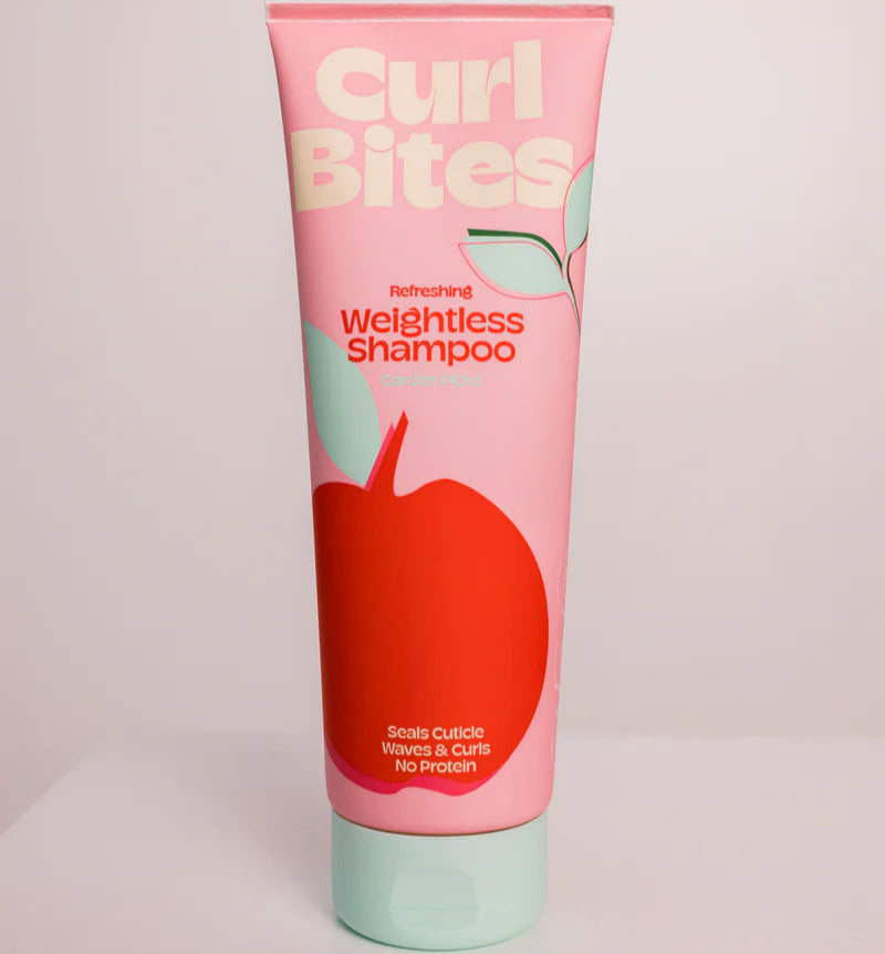 Vooraanzicht van Curl Bites - Refreshing Weightless Shampoo - 250ml, milde shampoo voor een frisse hoofdhuid en luchtige krullen, geschikt voor CG-method.