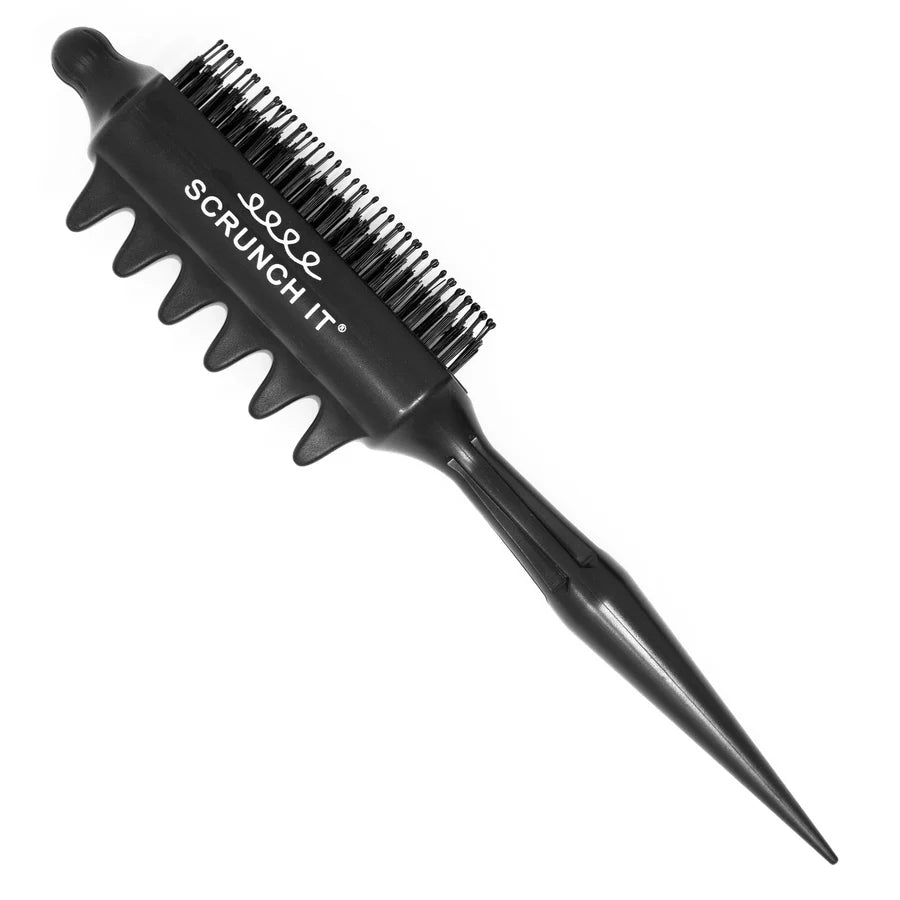 Zwarte Scrunch It Brush LARGE CLUMPS met ergonomisch handvat en ronde borstelkop voor het definiëren van grote krulclusters.