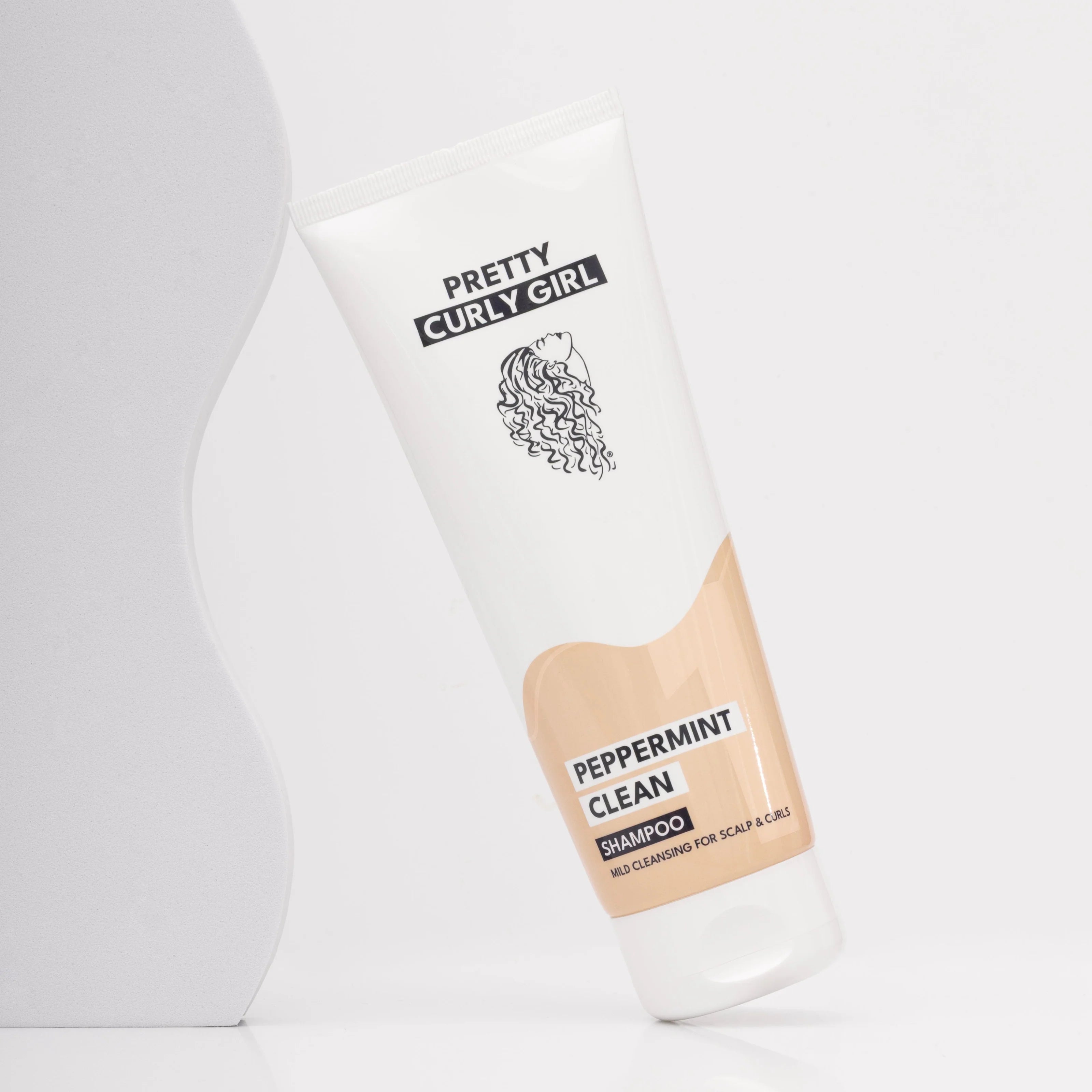 Pretty Curly Girl Peppermint Clean Shampoo liggend tegen witte achtergrond, clarifying shampoo zonder proteïne voor krullend haar.