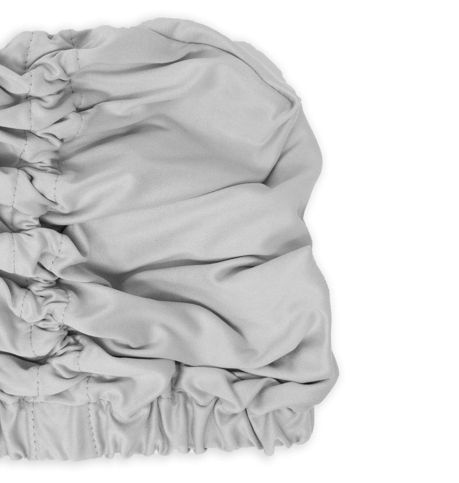 Detailweergave van de Scrunch It Scrunch It Breathe Grijs bonnet met zachte, gerimpelde stof voor comfortabel ploppen van krullen.