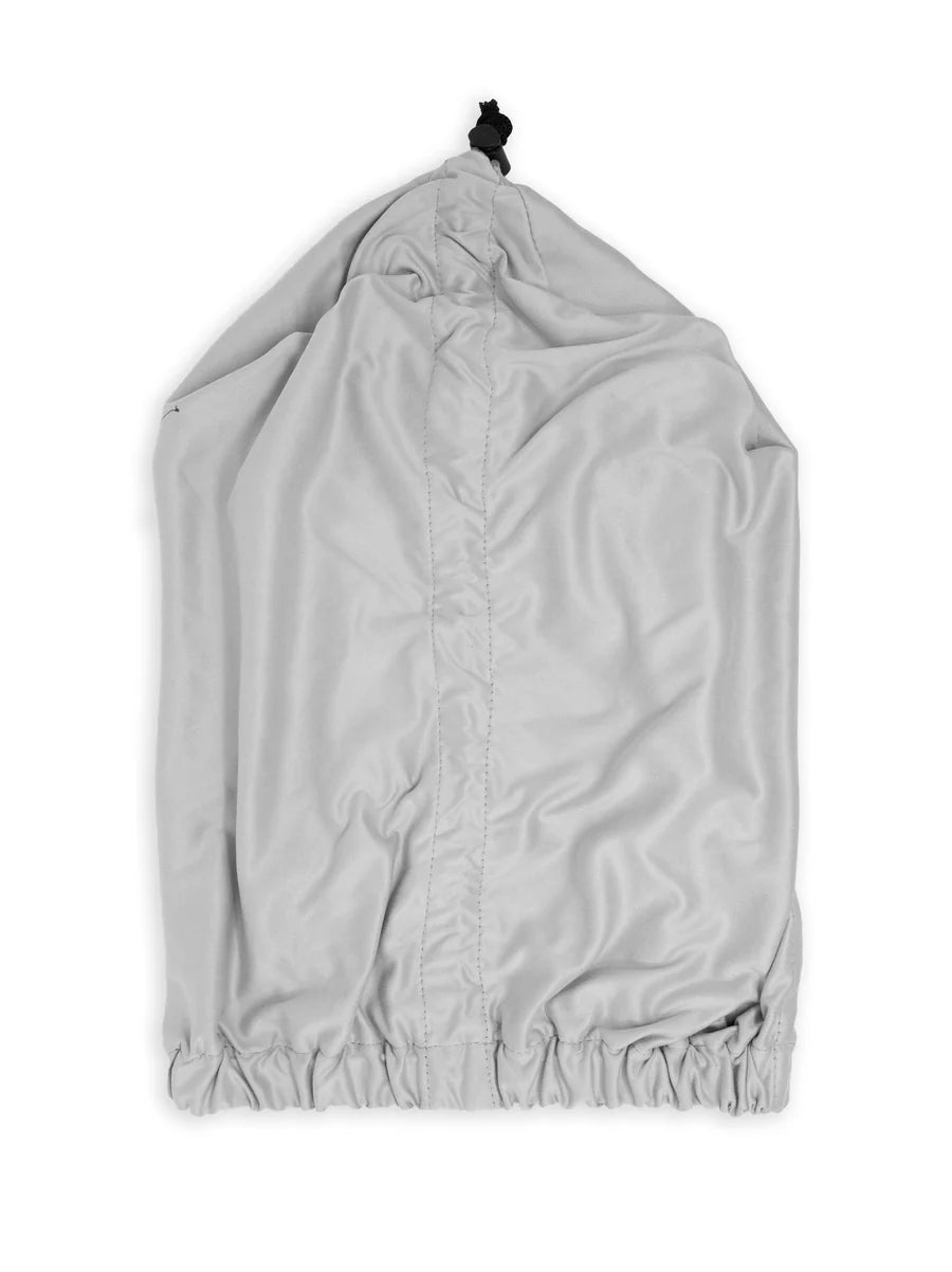 Grijze Scrunch It Breathe bonnet met verstelbare elastische sluiting, ontworpen om krullen te beschermen tijdens het slapen of diffusen.