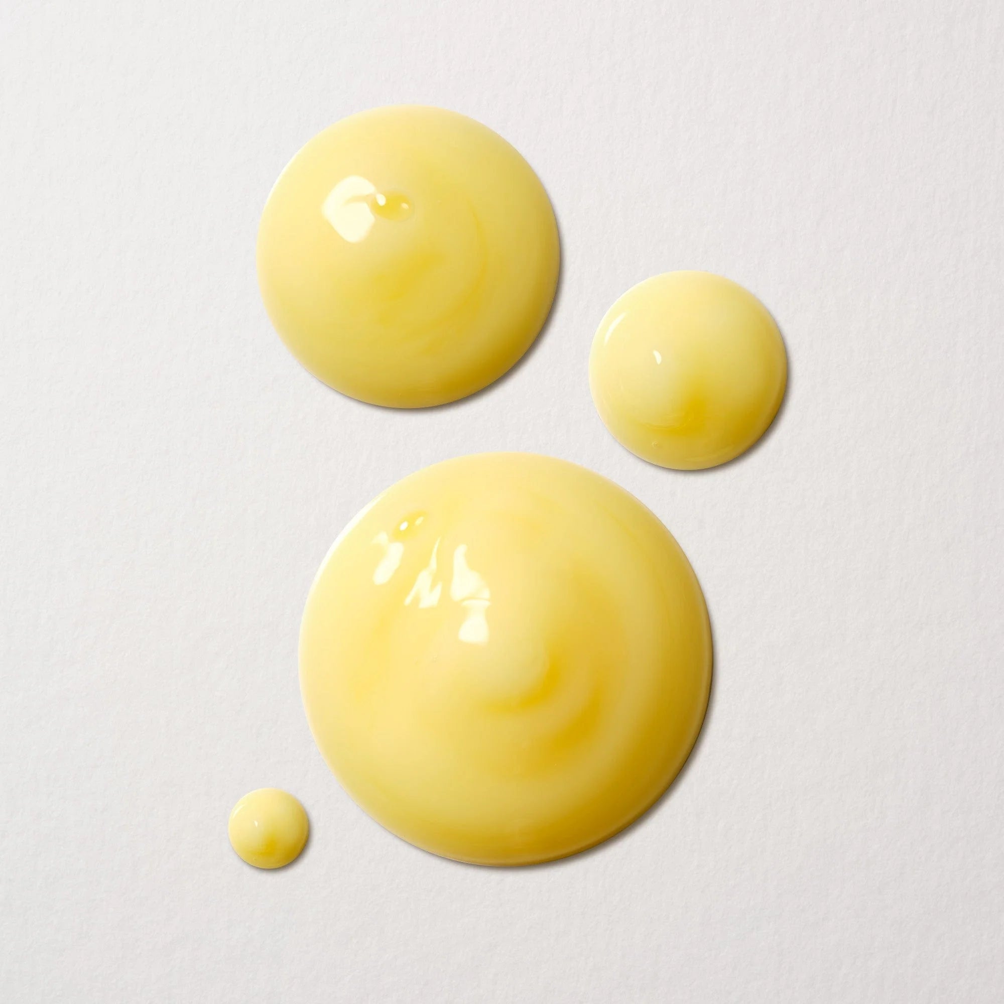 Textuur van Bouclème Seal & Shield Curl Defining Gel 300ml in gele gelvorm, laat de gladde en rijke formule voor kruldefinitie zien. Zonder proteïne en glycerine.