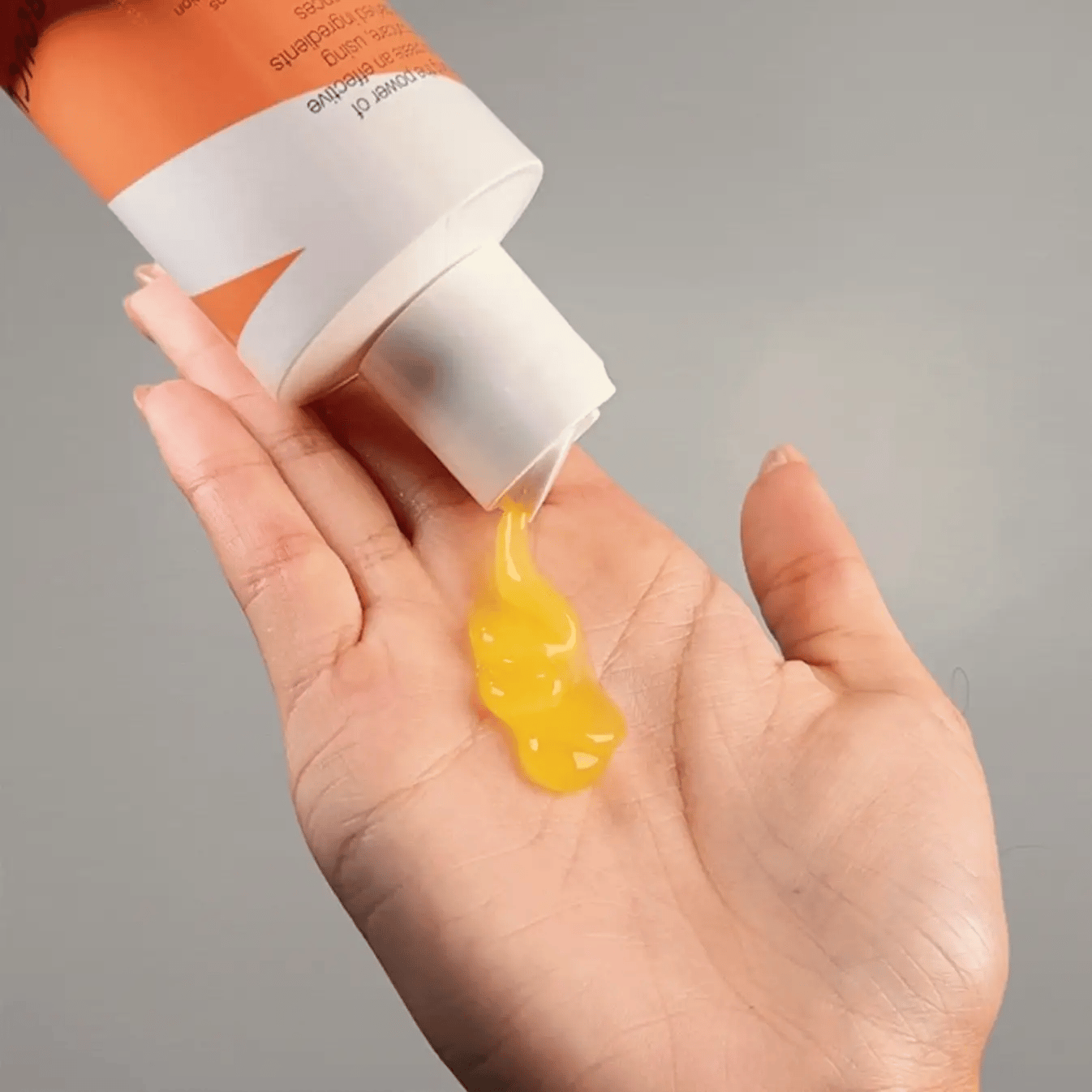 Bouclème Seal & Shield Curl Defining Gel 300ml wordt op hand aangebracht, toont gebruiksgemak en textuur van de CG-vriendelijke styling gel voor krullen.