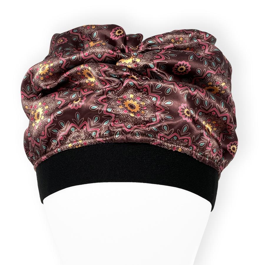Scrunch It Sleep satijnen bonnet met donkerrood bloemenontwerp en brede zwarte hoofdband, ideaal voor CG-vriendelijke nachtbescherming van krullen.