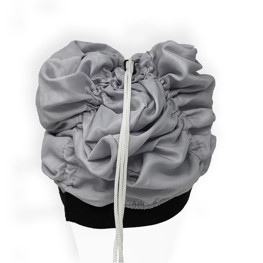 Grijze Scrunch It Sleep verstelbare slaap bonnet met trekkoord en zwarte band, ontworpen om krullen veilig en koel te houden tijdens het slapen.