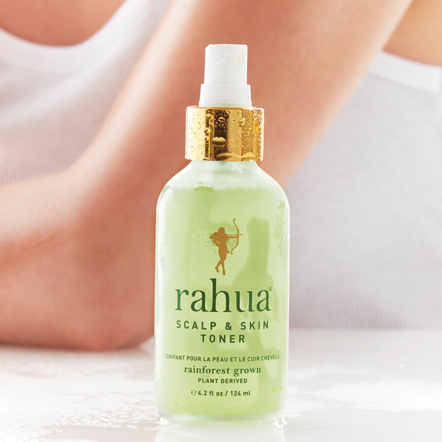 Rahua Scalp & Skin Toner – 124ml vegan mist met gouden dop, perfect voor krullend haar en droge huid, getoond in frisse badkameromgeving.
