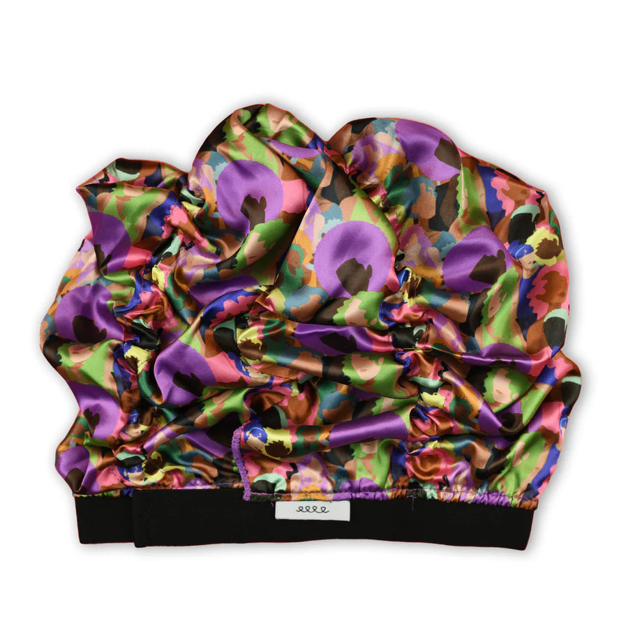 Scrunch It Sleep verstelbare slaap bonnet met kleurrijk bloemenpatroon van 100% polyester-satijn voor krulbescherming en koel comfort.