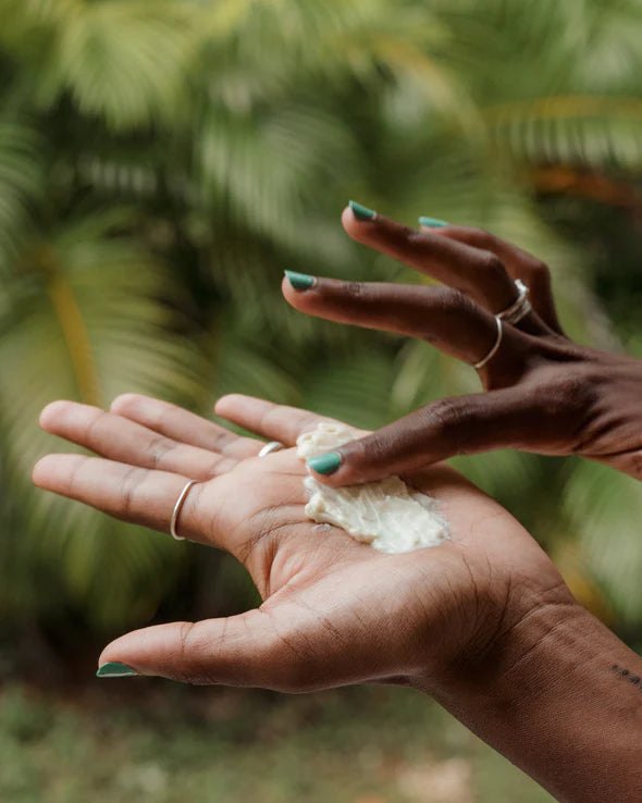 Textuur van Holy Curls, Curl Cream | 300 ml aangebracht op hand, toont romige formule met shea butter en moringa-olie voor kruldefinitie.