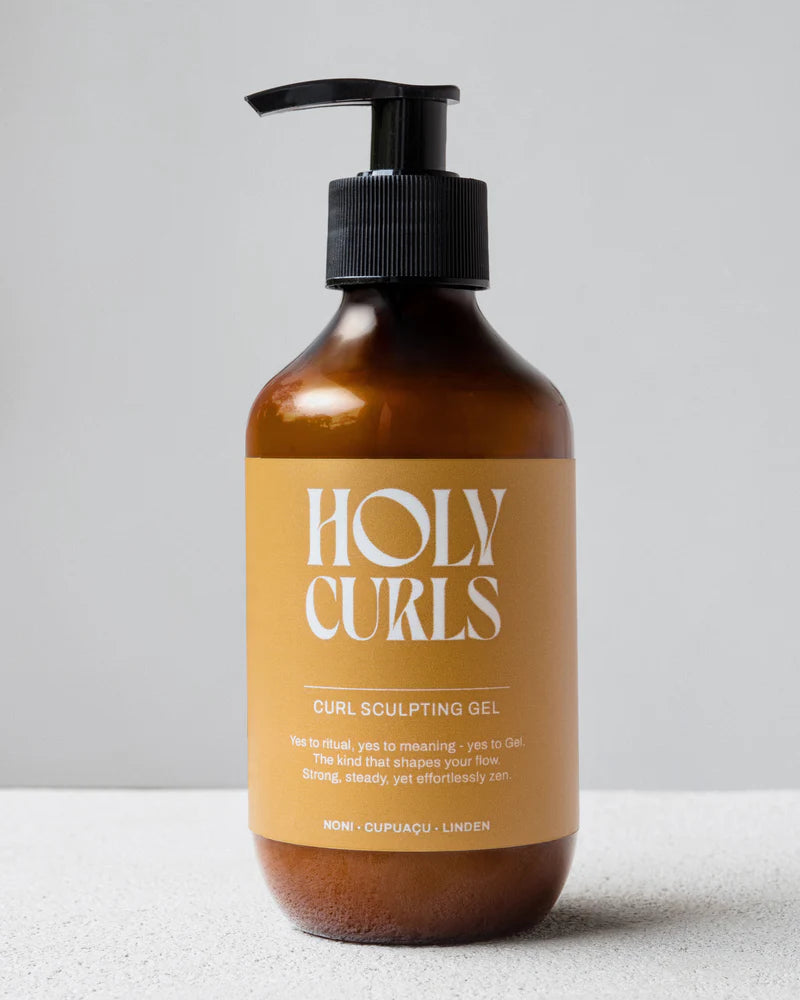 Holy Curls, Gel, 300 ml in amberkleurige pompflacon met minimalistisch etiket, ideaal voor gedefinieerde krullen zonder crunch.
