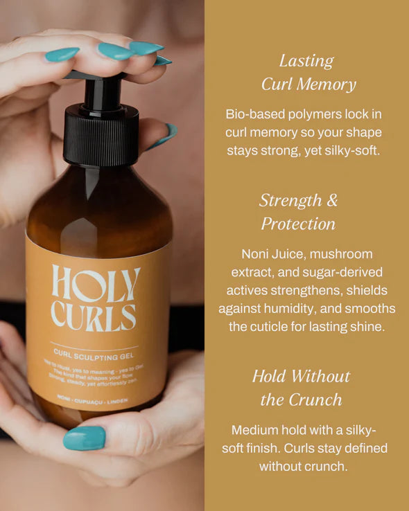 Holy Curls, Gel, 300 ml vastgehouden door hand met turquoise nagels, naast productvoordelen zoals krulgeheugen en zachte hold.