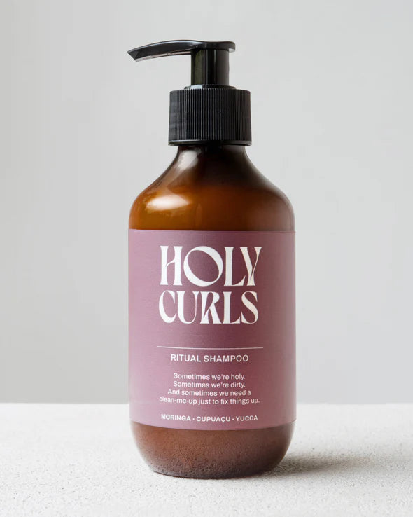 Holy Curls Shampoo, 300 ml in bruine pompflacon met paarse label, ideaal voor krullend haarverzorging in de categorie shampoo.