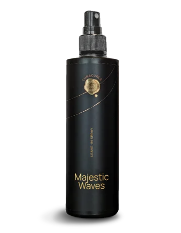CuraCurls Majestic Waves Leave In Spray in zwarte luxe sprayfles tegen transparante achtergrond