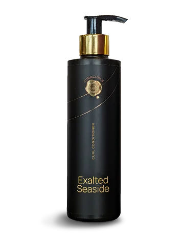 CuraCurls Exalted Seaside Moisture Conditioner in zwarte luxe fles met gouden pomp tegen transparante achtergrond